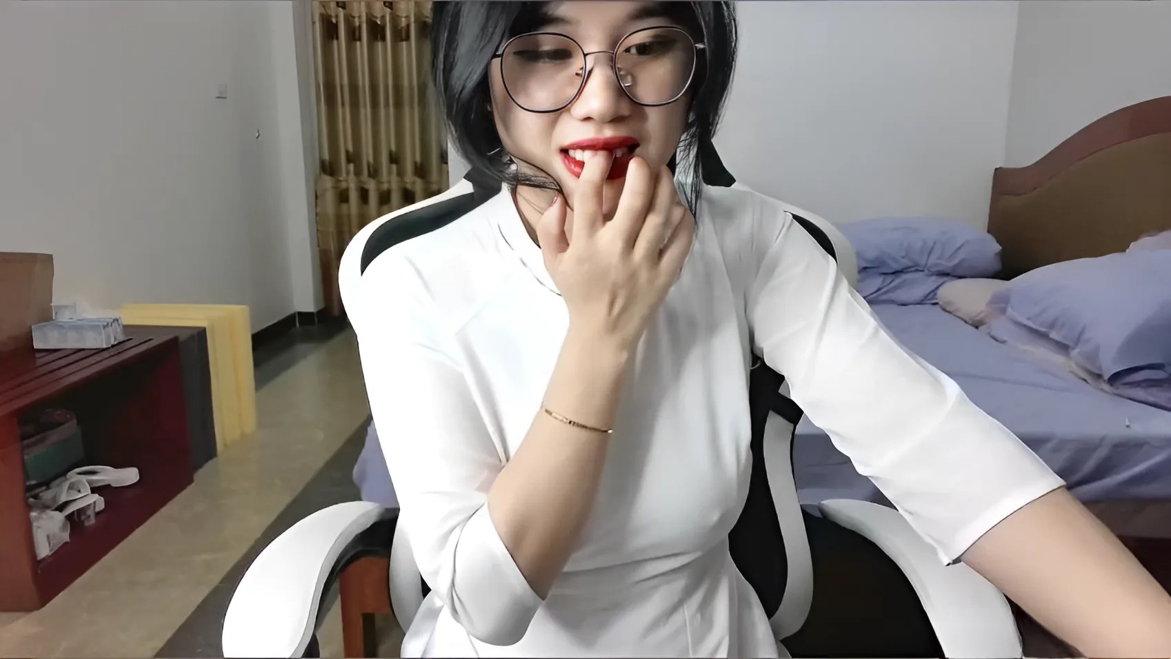 Anna Bear, a beautiful ao dai hot girl masturbating