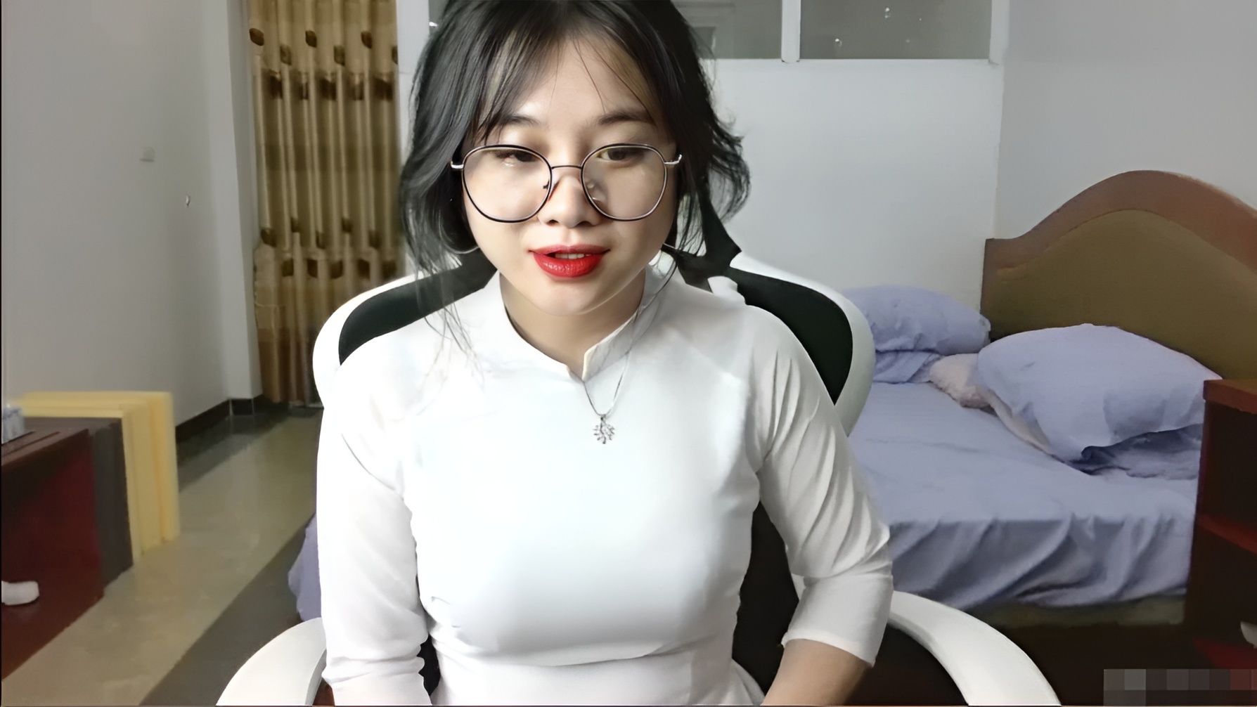 身穿奥黛的火辣少女安娜 大家好......